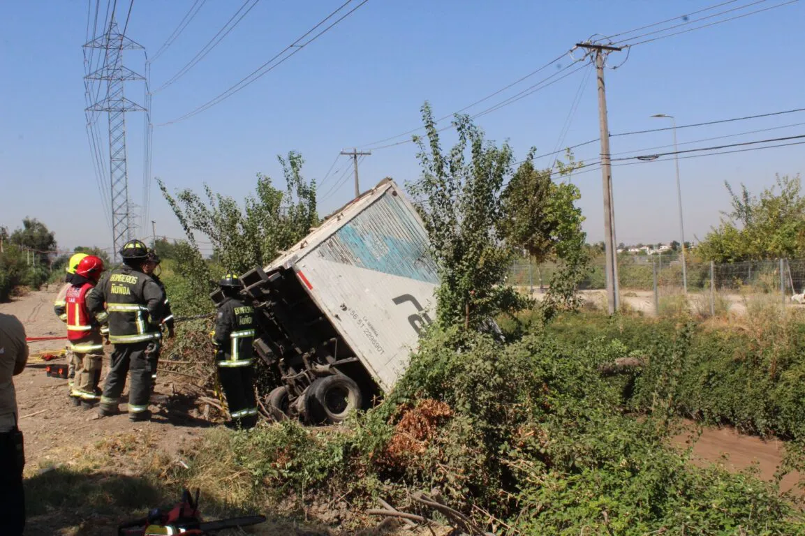 caida-de-camion-al-cauce-del-canal-san-carlos-1153x768