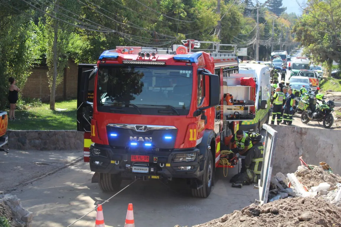 bomberos-caida-de-camion-al-canal-san-carlos-1153x768